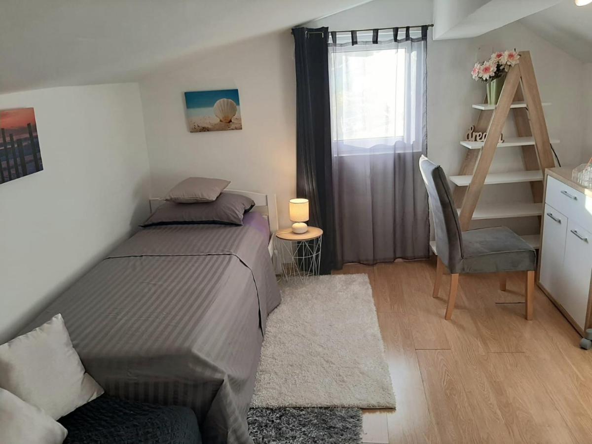 Apartment Natali Kastel Stari Екстер'єр фото